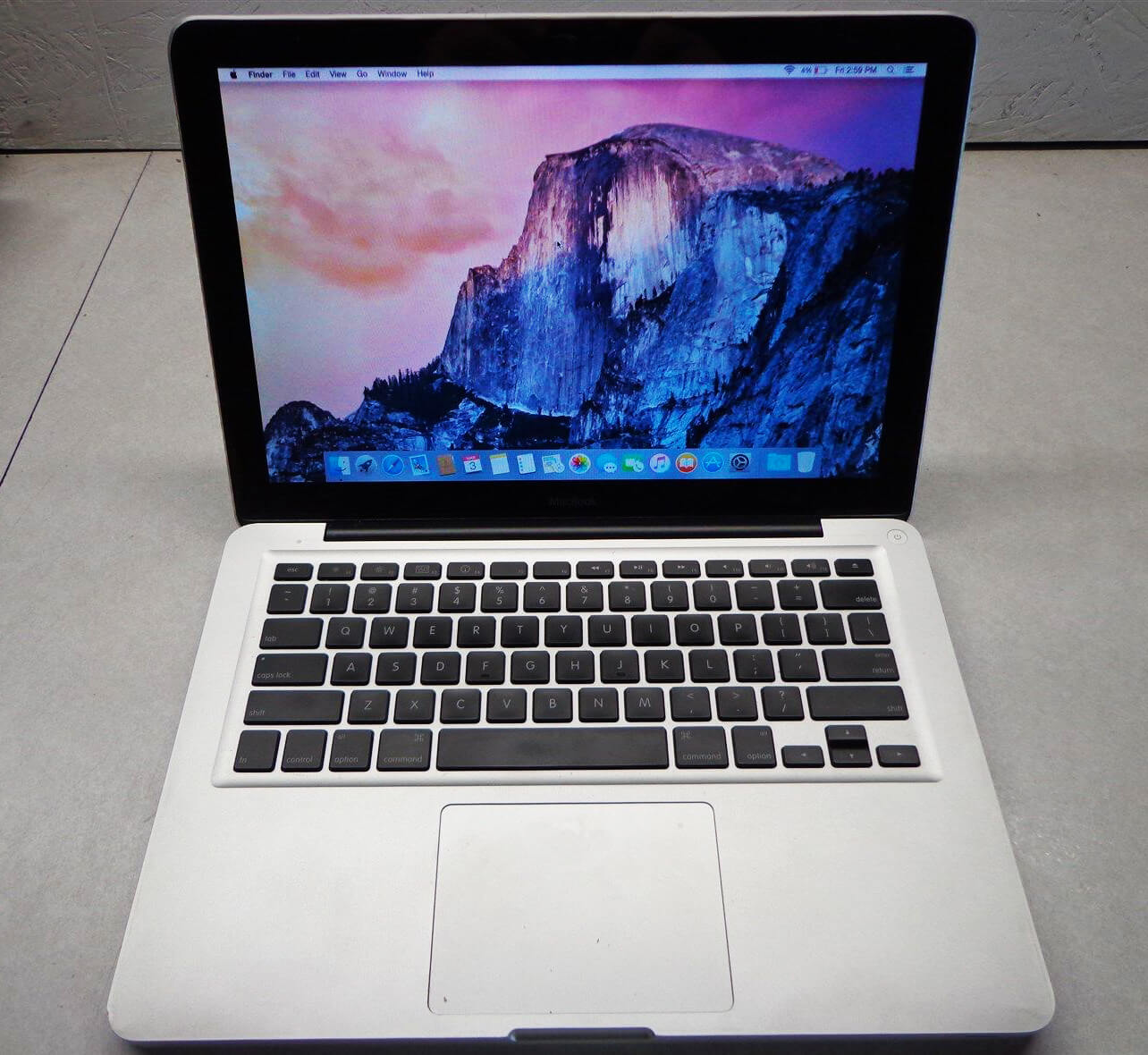 Unibody MacBook 5,1 2008 года включенный